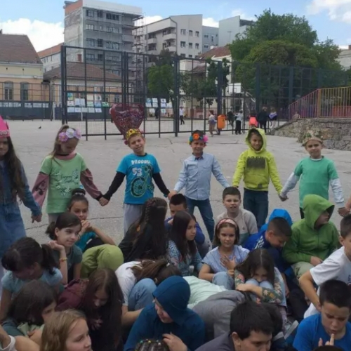 Ученици школе „Радоје Домановић“ формирали „веселу дечију планету“